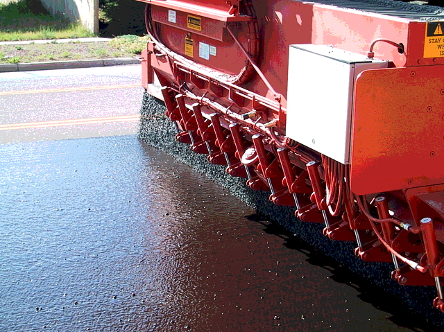 Chip Seal - покрытие для асфальта, которое состоит из слоя битумного вяжущего (горячего или эмульсионного) со слоем заполнителя.